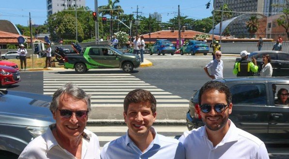 O prefeito João Campos ladeado pelos empresários Marcelo Tavares de Melo e Renato Paes Mendonça Tavares de Melo na inauguração do pontilhão da Rua Amélia, parceria da Prefeitura e o Shopping Tacaruna