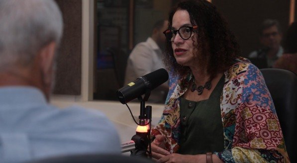 Ministra Luciana Santos falou sobre gestão do ex-presidente Jair Bolsonaro e investimentos recentes no estado de Pernambuco