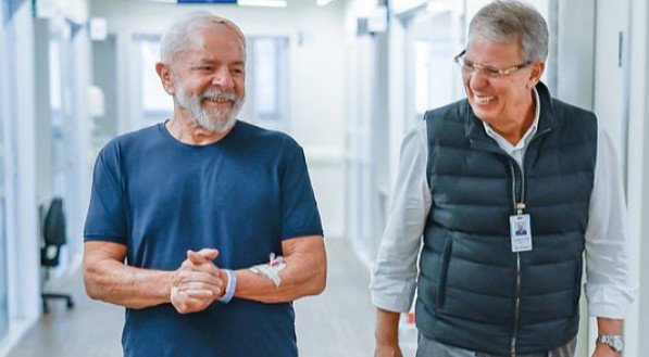 Imagem do presidente Lula andando com seu médico Marcos Stavale