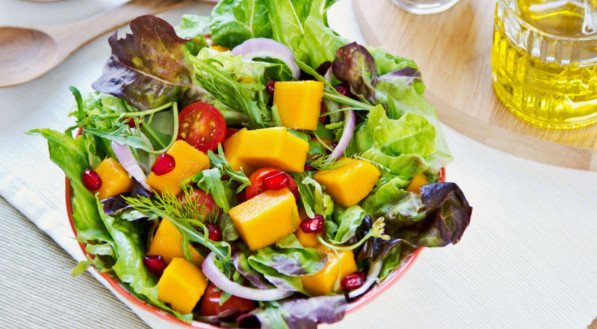 Salada verde com manga  (Imagem: vanillaechoes | Shutterstock)