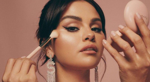 Selena Gomez, atriz e cantora, também é dona de uma das marcas de maquiagem mais prestigiadas do mundo, a Rare Beauty.