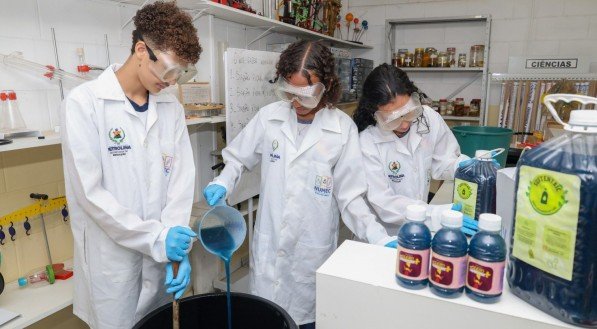 Alunos da  Escola Municipal Nossa Senhora Rainha dos Anjos (CAIC), em Petrolina