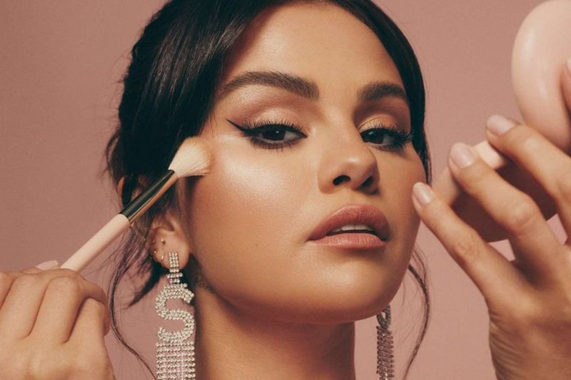 Selena Gomez, atriz e cantora, também é dona de uma das marcas de maquiagem mais prestigiadas do mundo, a Rare Beauty.