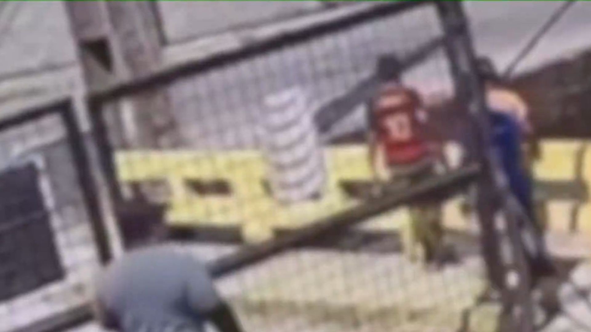 Menino de 11 anos perde o dedo da mão após explosão de bomba no Recife; veja o vídeo
