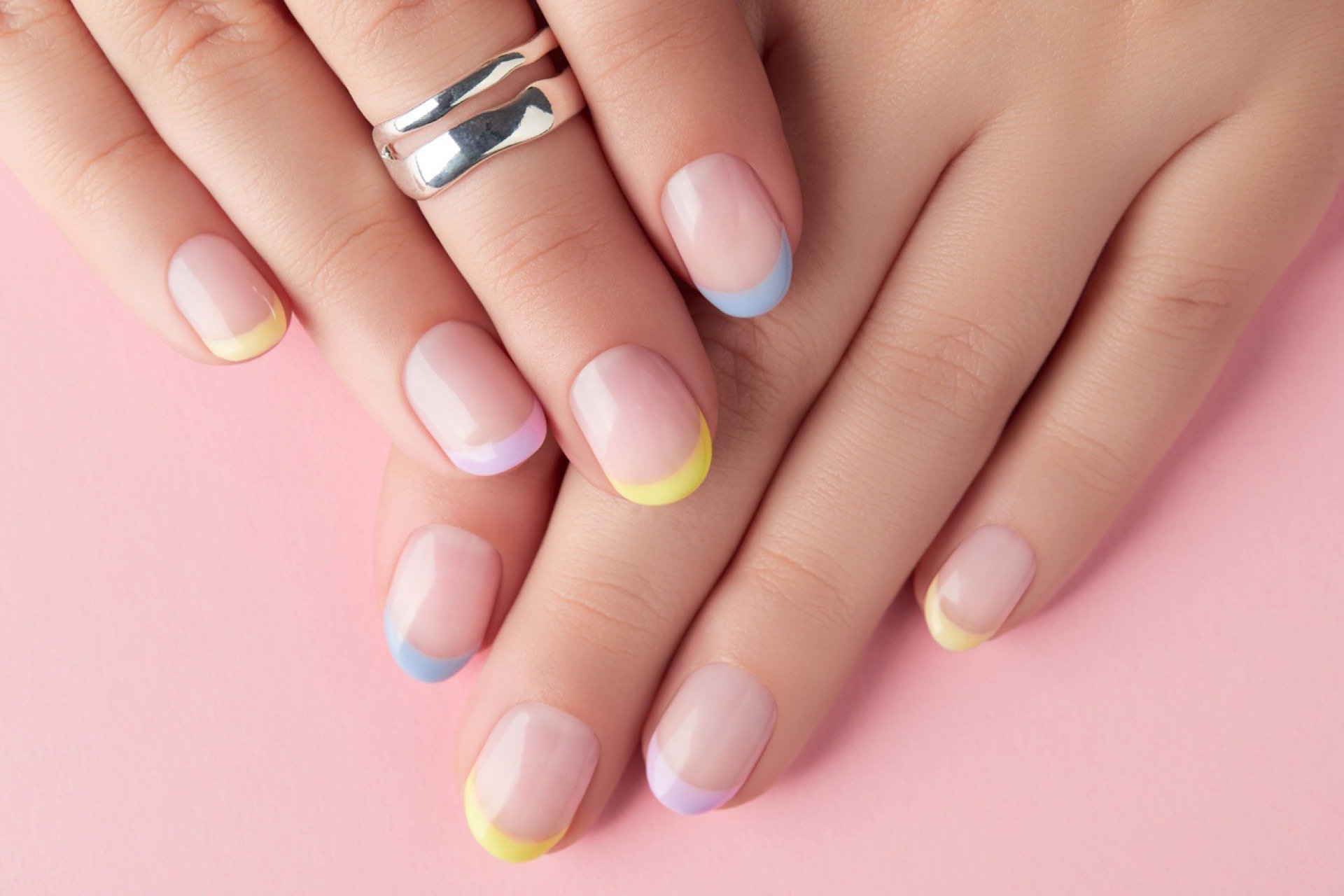 Unhas com francesinha colorida.