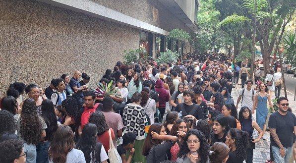 Calçada do Conjunto Nacional, em São Paulo, repleta de leitores