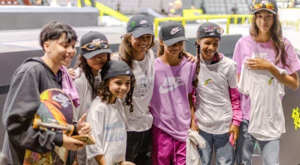 Meninas da Zona da Mata de Pernambuco realizam sonho de conhecer Rayssa Leal, a "Fadinha" do skate