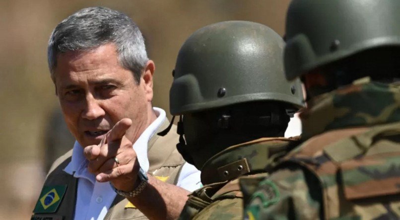 Imagem do general Walter Braga Netto, ex-ministro da Defesa, durante exercícios militares em Goiás.
