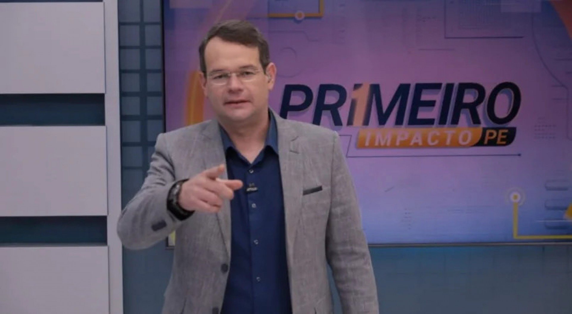 &quot;Bota quente comigo&quot;. Thiago Raposo apresenta o programa Primeiro Impacto PE, na TV Jornal