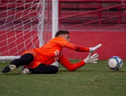 Goleiro Deivity durante treino com o Náutico