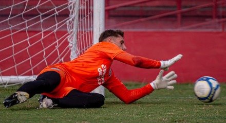 Goleiro Deivity durante treino com o Náutico