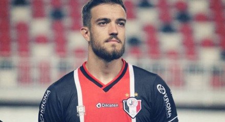 Zagueiro Léo Coltro, reforço do Náutico, quando defendia o Joinville