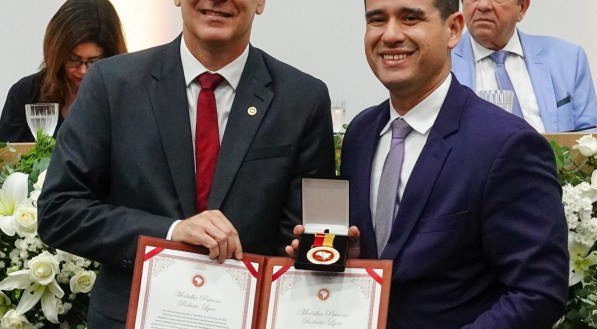 O deputado Joaquim Lira recebe do Procurador-Geral de Justiça, Marcos Matos de Carvalho a Medalha Patrono Roberto Lyra do Ministério Público de Pernambuco