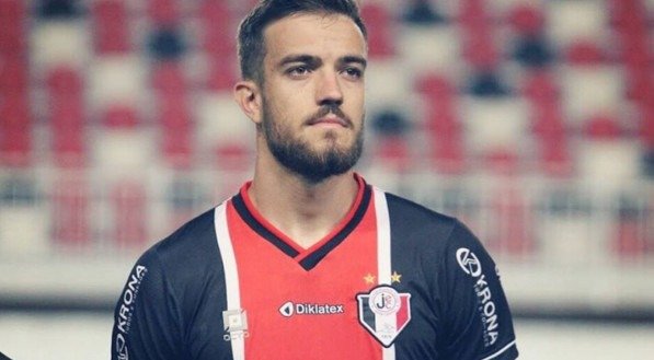 Zagueiro Léo Coltro, reforço do Náutico, quando defendia o Joinville