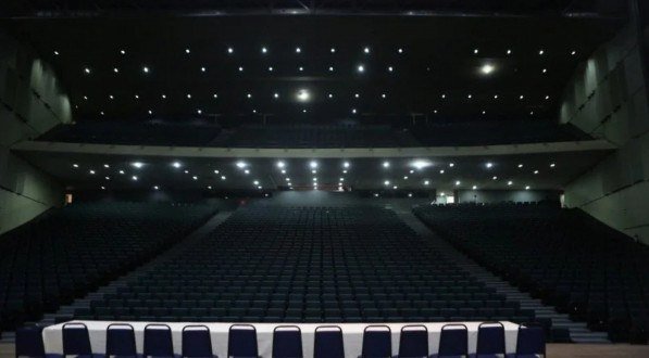 Cerimônia acontece no Teatro Guararapes (foto), a partir das 16h