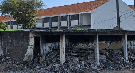 Abandono da demolição de banheiros públicos do Mercado das Flores