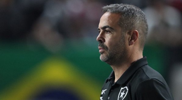 Botafogo emite nota oficial sobre situação contratual de Artur Jorge