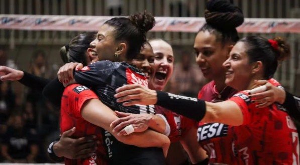 Imagem das jogadoras do Sesi-Bauru comemorando vitória na Superliga