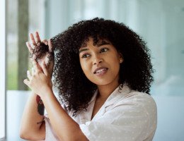 5 melhores cremes de pentear para desembaraçar cabelos cacheados