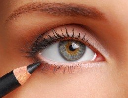 Imagem ilustrativa de mulher com lápis na linha d'água dos olhos.