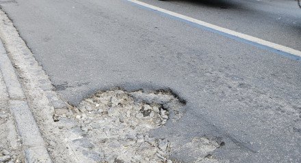 Avenida Domingos Ferreira repleta de buracos
