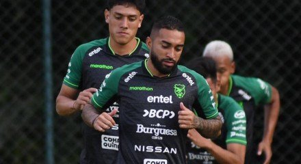 Meio-campista Rafinha durante treino com a seleção boliviana