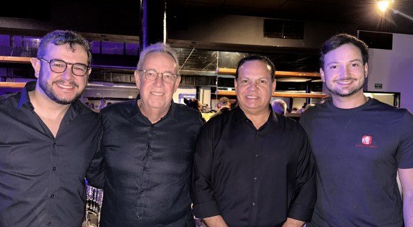 Na sua confraternização, Álvaro Porto e o empresário Nelson Bezerra, ladeados pelos seus filhos Gabriel e Nelsinho