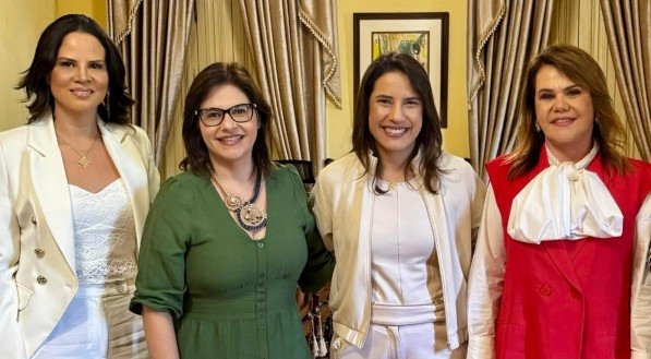 Priscila Krause e Raquel Lyra, ladeadas por Amanda Campos e Sandra Paes Barreto, no almoço ontem no Campo das Princesas em homenagem às diretoras da Associação dos Amigos da Justiça de Pernambuco