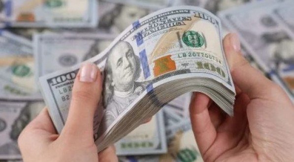 D&oacute;lar encerrou o dia cotada a R$ 6,096, avan&ccedil;o de 0,04%