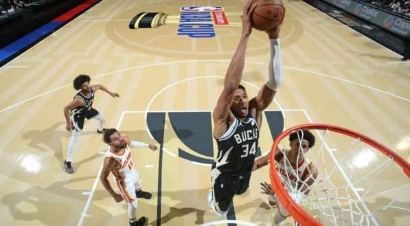 Imagem de Giannis Antetokounmpo, jogador do Milwaukee Bucks, na NBA Cup