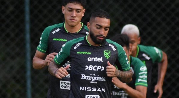 Meio-campista Rafinha durante treino com a seleção boliviana