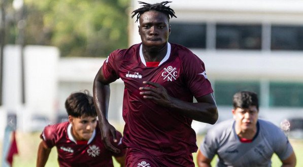 Imagem do atacante Samuel Otusanya, que pertence ao América-PE