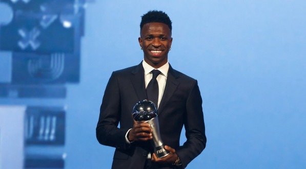 Vinícius Júnior com a premiação do The Best