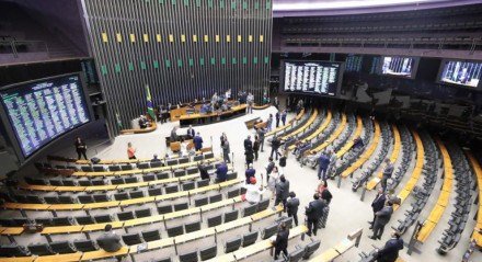 Plenario com menos de 50 deputados aprova LDO 2025. Deputadps e senadores votaram remotamente.