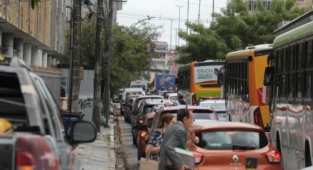 Imagem de congestionamento. Trânsito do Centro do Recife nunca esteve tão ruim
