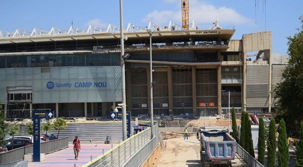 Fachada do Camp Nou, que segue em obras