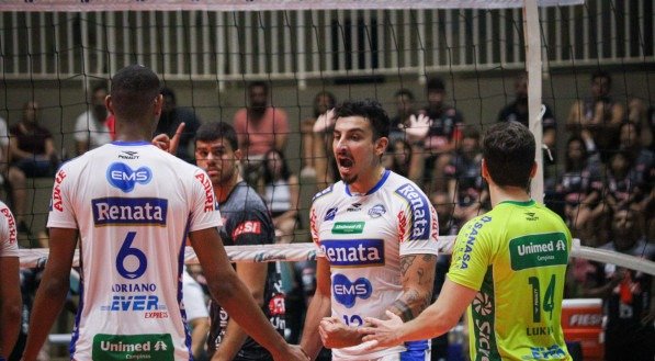 Imagem do confronto entre Vôlei Renata e Sesi-Bauru