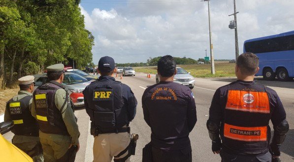 Imagem de policiais rodoviários na abertura da Operação Rodovida