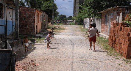 Com falta de atuação pública, apoio comunitário é fortalecido em favelas de Pernambuco