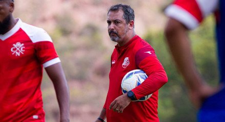 Marquinhos Santos, técnico do Náutico, durante treino no CT Wilson Campos