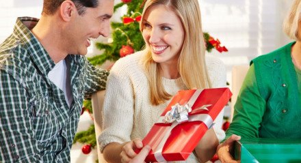 Os livros são uma forma especial de presentear no amigo secreto (Imagem: Robert Kneschke | Shutterstock)