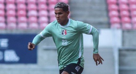 Zé Artur durante jogo-treino do Santa Cruz na Arena de Pernambuco