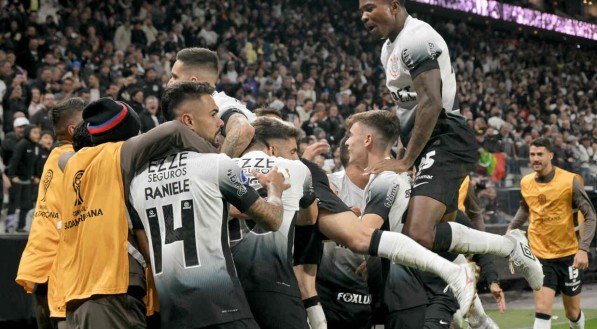 Elenco do Corinthians comemora gol