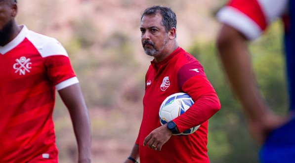 Marquinhos Santos, técnico do Náutico, durante treino no CT Wilson Campos