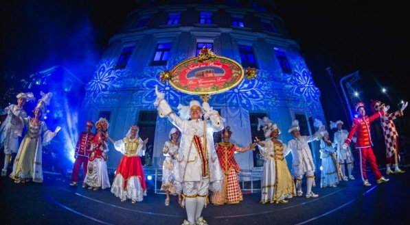 Natal do Paço reúne personagens do imaginário natalino e carnavalesco em frente ao museu Paço do Frevo, no Bairro do Recife