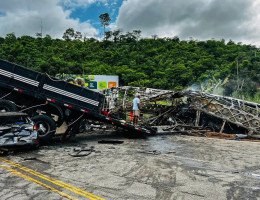 Ônibus vinha de SP chocou de frente contra uma carreta
