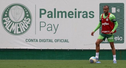 Lateral-direito Mayke em treinamento na Academia de Futebol.