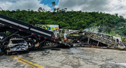 Ônibus vinha de SP chocou de frente contra uma carreta
