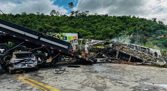 Ônibus vinha de SP chocou de frente contra uma carreta
