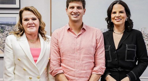 O prefeito João Campos recebeu a presidente Sandra Paes Barreto e a vice-presidente Amanda Campos, da Associação dos Amigos da Justiça de Pernambuco